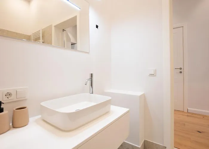 Brand New 2-room דירה *