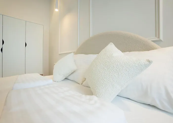 Brand New 2-room דירה *